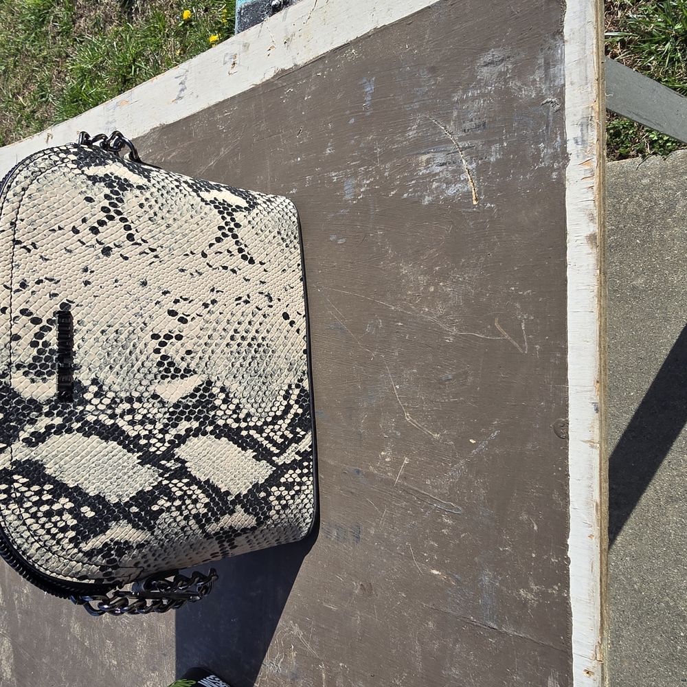 Elegant Snakeskin Shoulder Bag